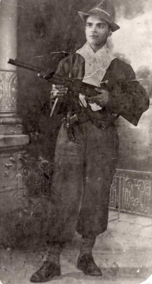 Человек на фотографии в одежде итальянской мафии азербайджанец рафиев Джалил Раджабали Оглы.  