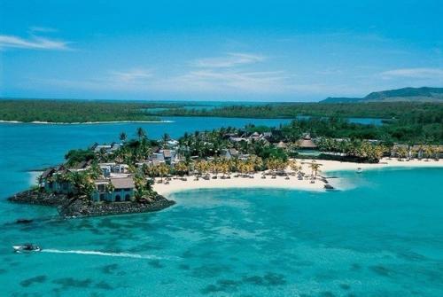 Мадагаскар - островное государство у юго-восточного побережья Африки, которое славится своими тропическими лесами, пляжами и рифами. 06