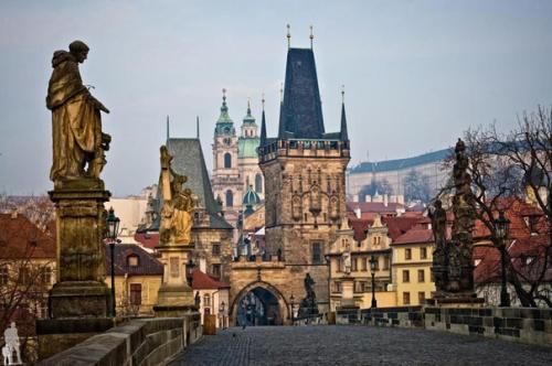 Именно в Праге было принято решение, так разозлившее Шелдона Купера. 01