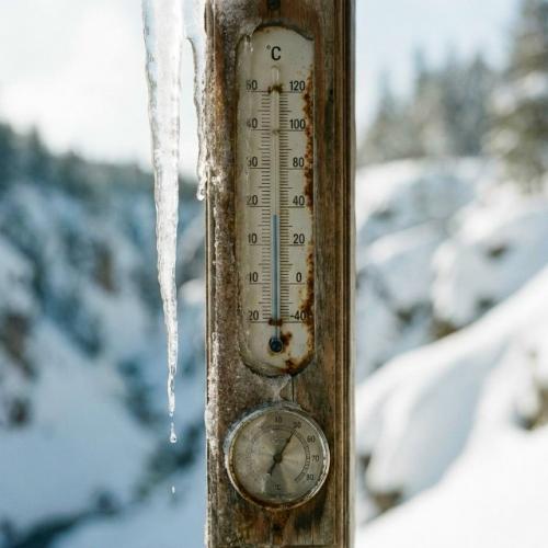 Толщина покрова уже достигла 70 сантиметров и превысила рекорд 1966 года. 02