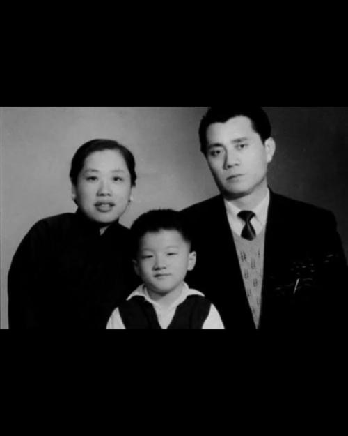 Джеки чан рос, думая, что его родители - обычные рабочие. 02