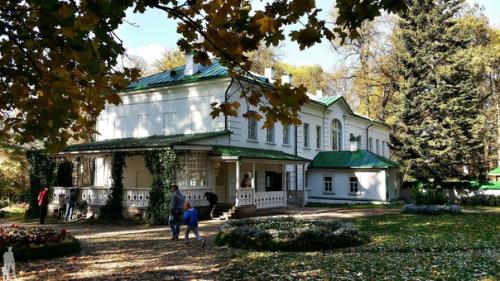 Ясная поляна - это усадьба в 14 километрах от Тулы.  