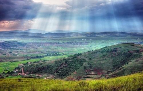 Мадагаскар - островное государство у юго-восточного побережья Африки, которое славится своими тропическими лесами, пляжами и рифами. 01