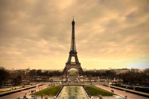 На самом верху эйфелевой башни есть секретная квартира.