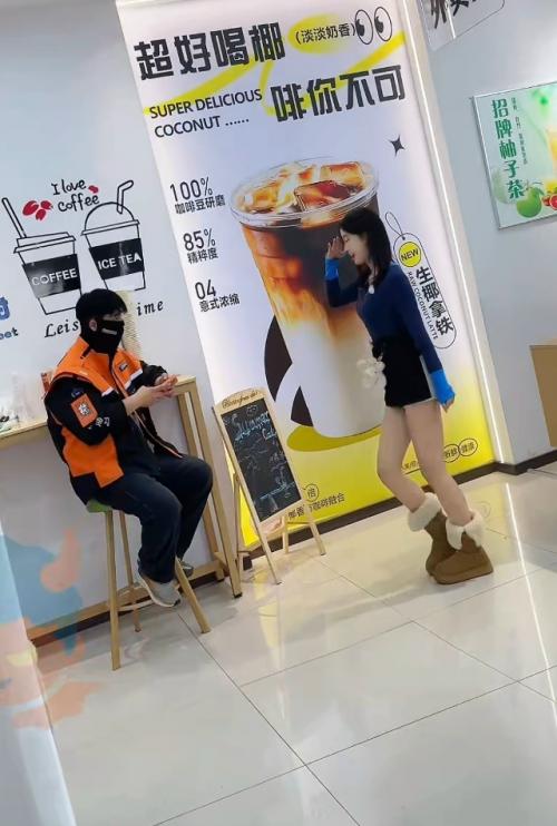 Когда ждёшь свою миску риса, а вместо этого выходит азиатка и трясётся перед тобой. 01