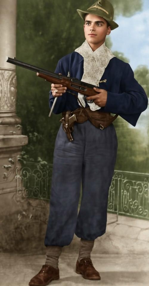 Человек на фотографии в одежде итальянской мафии азербайджанец рафиев Джалил Раджабали Оглы. 01