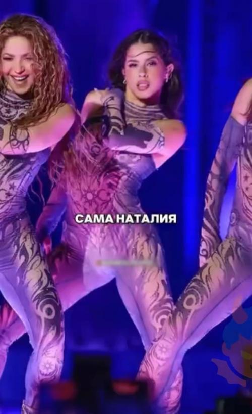 На одном из шоу внимание зрителей оказалось приковано не к Шакире, а к танцовщице рядом с ней. 01