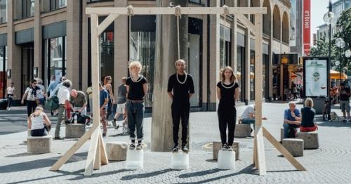 Это массовая акция, призванная обратить внимание людей на проблемы глобального потепления. 01