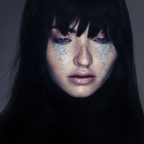 Glitter Tears - новый тренд среди модниц, заставляющий их плакать блёстками.