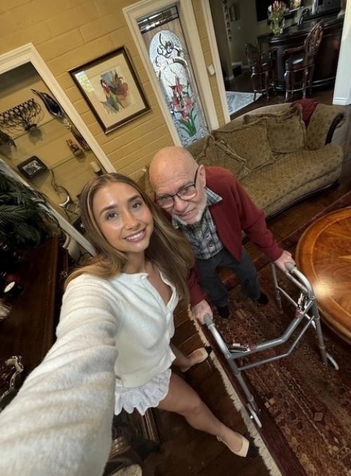 Лили филлипс пошла по домам престарелых. 01