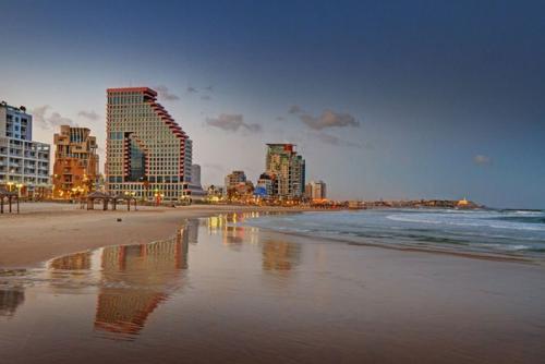 Тель-авив.  В переводе с иврита название второго по величине после Иерусалима города израиля - Тель-авива переводится как Холм Весны. 07