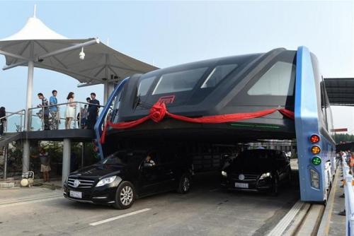 В Китае провели тестирование автобуса нового типа, которому не страшны никакие пробки: он спокойно перемещается над потоком автомобилей.