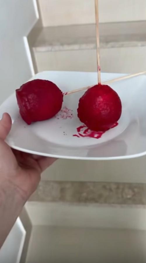 Карамель на палочке.  Парень решил поэкспериментировать и обмакнул луковицу на палочке в карамель, думая, что получится десерт мечты. 01