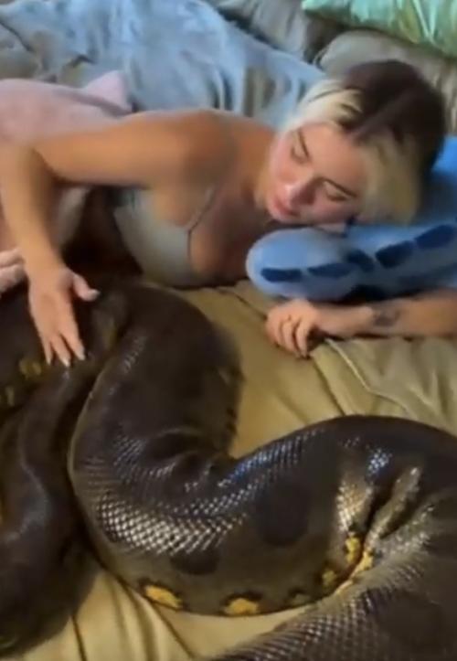 Поиск идеальной лучшей подруги - задача не из легких, и иногда этот процесс приводит к весьма нестандартным решениям. 01