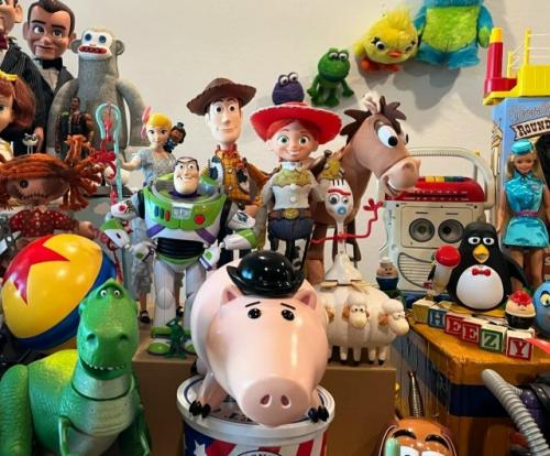 Мужчина потратил целое состояние, собрав абсолютно все игрушки из франшизы История Игрушек. 01