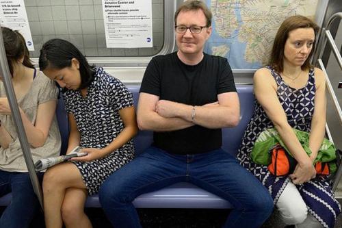 Социологи нашли оправдание широко раздвинутым ногам в общественном транспорте.  