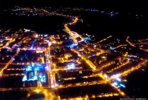 Ханты-мансийск с высоты: компактный город среди тайги, Россия.