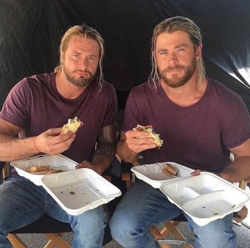 Известные актеры со своими дублёрами. 01