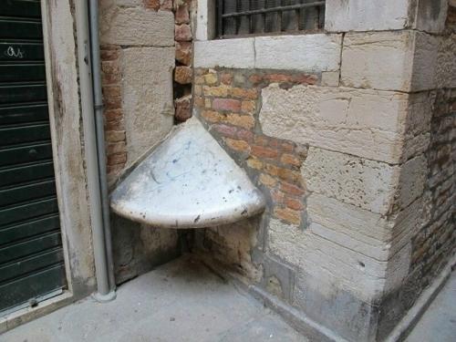 Защита от бандита и не только: зачем в Венеции ставили Горбы в углах зданий. 01 Защита от бандита и не только: зачем в Венеции ставили Горбы в углах зданий. 01