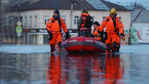 Тем временем в Оренбурге: уровень воды в реке Урал у Оренбурга 1 187 сантиметров. 01