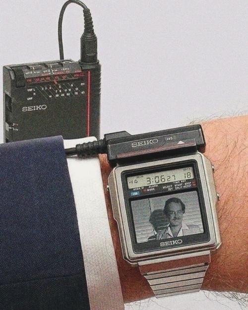 В 1982 году Seiko выпустила T001 - цифровые часы, которые показывали живое телевидение через подключение к портативному приёмнику. 06
