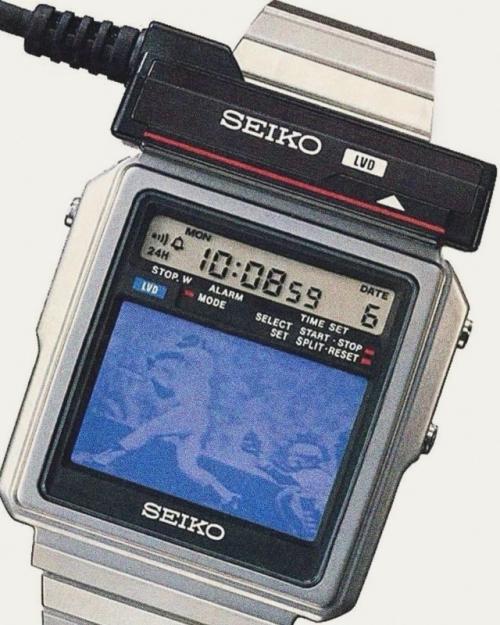 В 1982 году Seiko выпустила T001 - цифровые часы, которые показывали живое телевидение через подключение к портативному приёмнику. 02