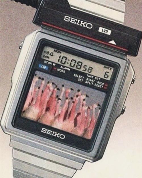 В 1982 году Seiko выпустила T001 - цифровые часы, которые показывали живое телевидение через подключение к портативному приёмнику. 05