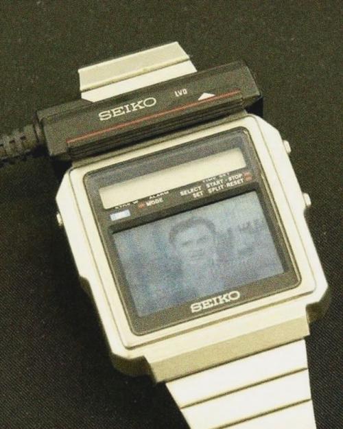 В 1982 году Seiko выпустила T001 - цифровые часы, которые показывали живое телевидение через подключение к портативному приёмнику. 01