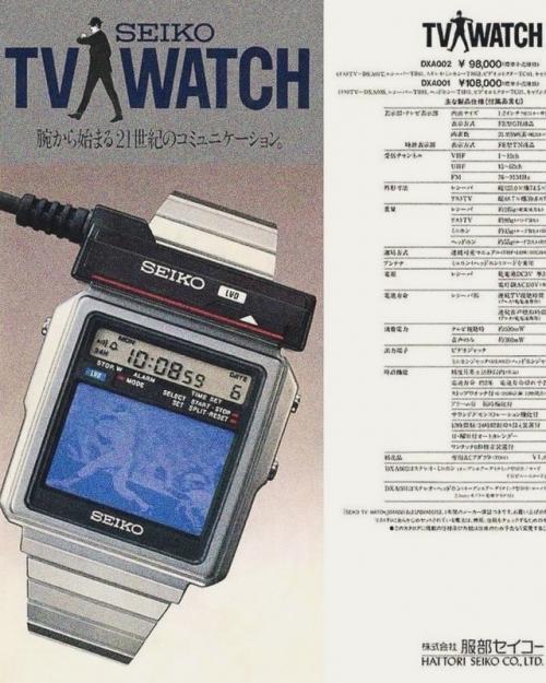 В 1982 году Seiko выпустила T001 - цифровые часы, которые показывали живое телевидение через подключение к портативному приёмнику. 03