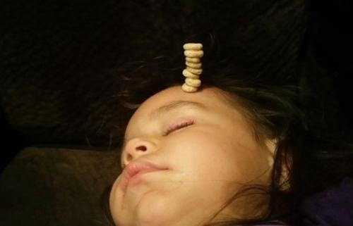 У американских папочек новый челлендж в соцсетях: кто сложит на своем спящем маленьком ребенке самую высокую башенку из сладких сахарных колечек. 02