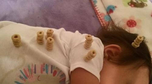 У американских папочек новый челлендж в соцсетях: кто сложит на своем спящем маленьком ребенке самую высокую башенку из сладких сахарных колечек. 06