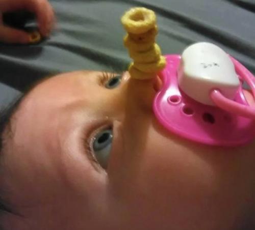 У американских папочек новый челлендж в соцсетях: кто сложит на своем спящем маленьком ребенке самую высокую башенку из сладких сахарных колечек. 07