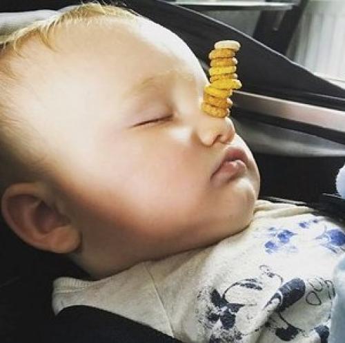 У американских папочек новый челлендж в соцсетях: кто сложит на своем спящем маленьком ребенке самую высокую башенку из сладких сахарных колечек. 01