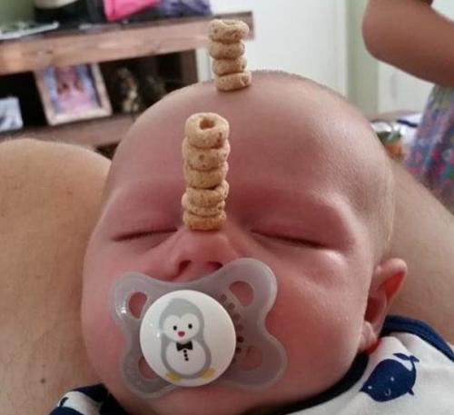 У американских папочек новый челлендж в соцсетях: кто сложит на своем спящем маленьком ребенке самую высокую башенку из сладких сахарных колечек. 03