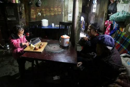 Разбитое детство.  Отец этой девочки по неизвестным причинам попал в тюрьму, когда ей было 3 месяца, а мама вышла замуж и бросила дочь. 05