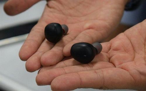 Беспроводные наушники Mars мгновенный перевод с разных языков предоставляют.