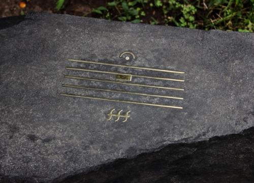 Камень на могиле композитора альфреда Шнитке.