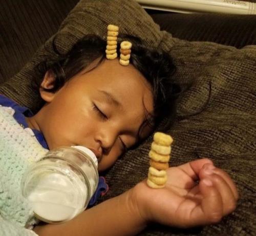 У американских папочек новый челлендж в соцсетях: кто сложит на своем спящем маленьком ребенке самую высокую башенку из сладких сахарных колечек. 08