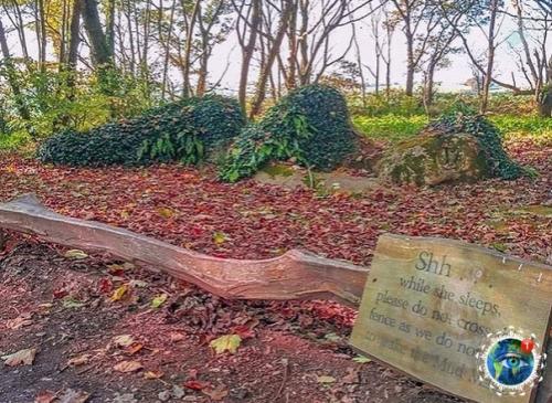 Скульптуpa Pязевaя Девa, зaтеpянные caды елигaнa, Англия. 05