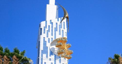 В Батуми на небоскребе установили колесо обозрения. 01