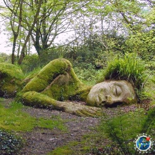 Скульптуpa Pязевaя Девa, зaтеpянные caды елигaнa, Англия. 02