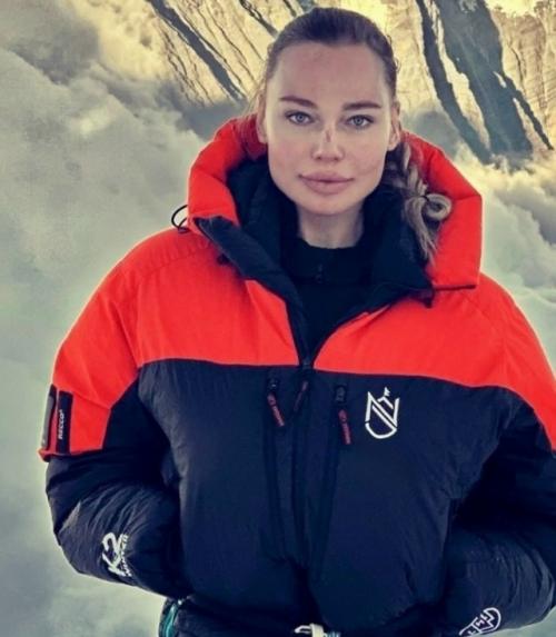 Жена хоккеиста Ильи Ковальчука Николь поднялась на вершину высотой 8848 метров в экстремальных условиях разреженного воздуха и холода. 01