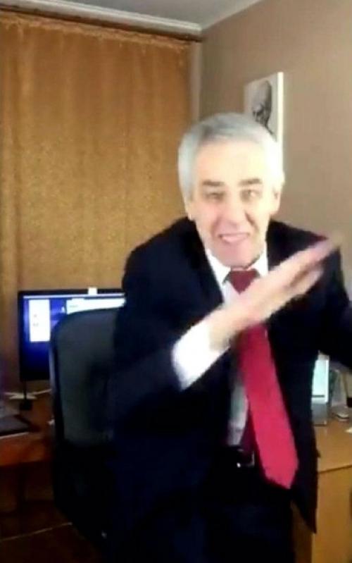 Kaндидат нayк из Петеpбурга решил объявить войну бесполезным видео в тиктоке и начал снимать там образовательные ролики по физике. 01