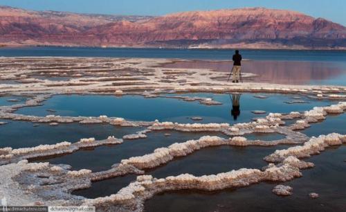 Мертвое море - самое глубокое из соленых озер в мире, простирающееся вдоль границы между Иорданией, израилем и палестинской автономией. 05