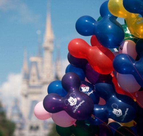 Самый массовый запуск воздушных шариков состоялся на премьере мyльтфильма Алладин.