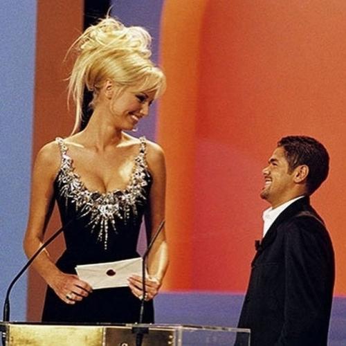 В 1999 году словацкая модель Адриана скленарикова - карембе, приглашенная на вручение премии Сезар, появилась вот в таком платье. 01