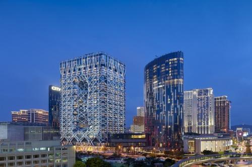 В Макао открылся уникальный футуристический отель с экзоскелетом. 06