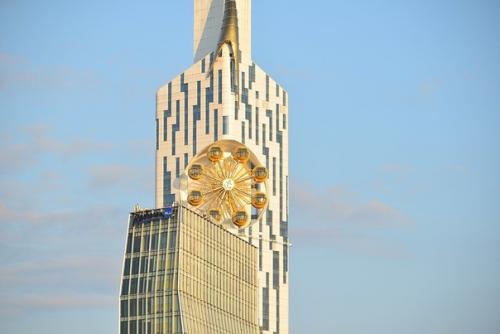 В Батуми на небоскребе установили колесо обозрения. 04