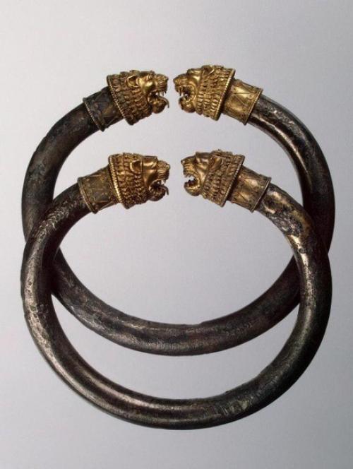 Браслет из некрополя пантикапея, столицы боспорского царства.
