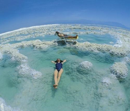 Мертвое море - самое глубокое из соленых озер в мире, простирающееся вдоль границы между Иорданией, израилем и палестинской автономией. 02